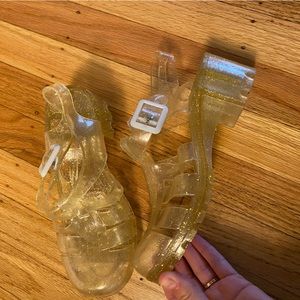 90s style jelly heeled sandals! Sparkly gold fits size 6-6.5
